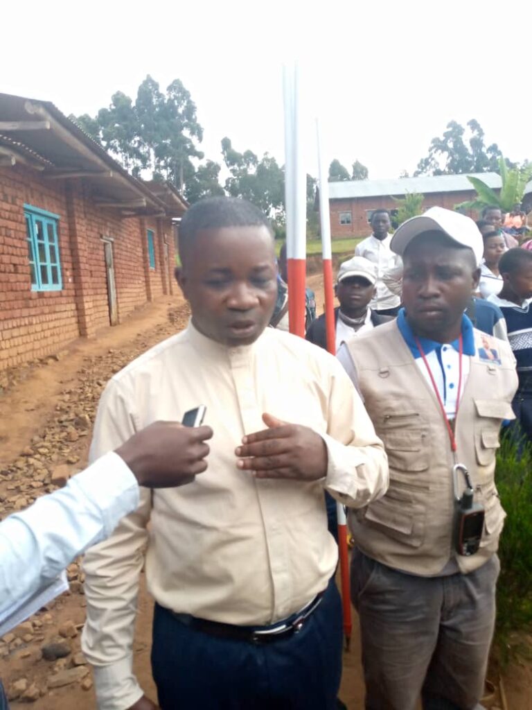 Beni: En plus de communier avec ses électeurs, le député Bertrand Ngwali apporte un appui en matériels topographiques à l’institut Kavanda de Kyondo