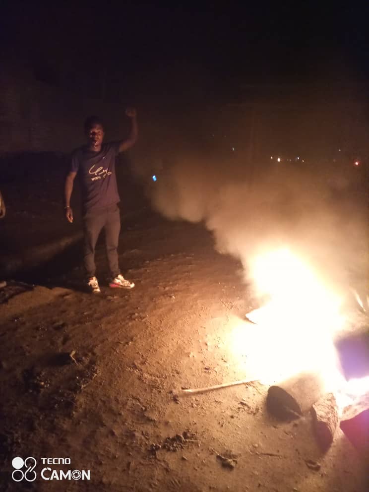 Manifestations anti-MONUSCO : des manifestants visibles cette soirée sur la route à Kasindi