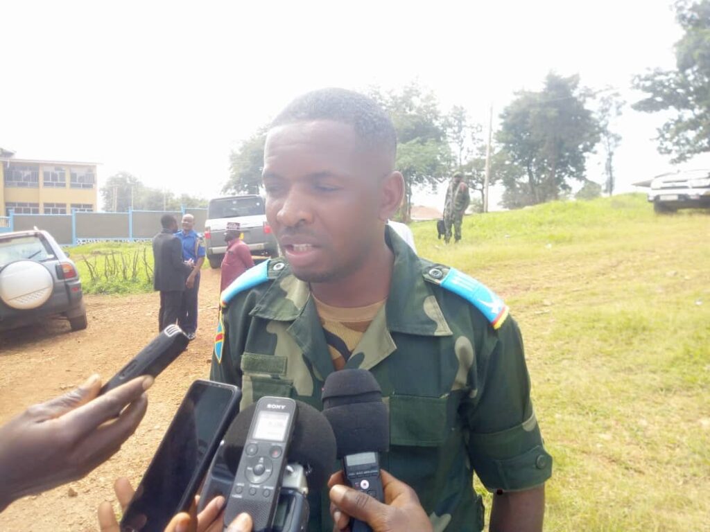 Nord-Kivu : une arme de guerre découverte dans une parcelle à Butembo (Capitaine Anthony Mwalushayi)