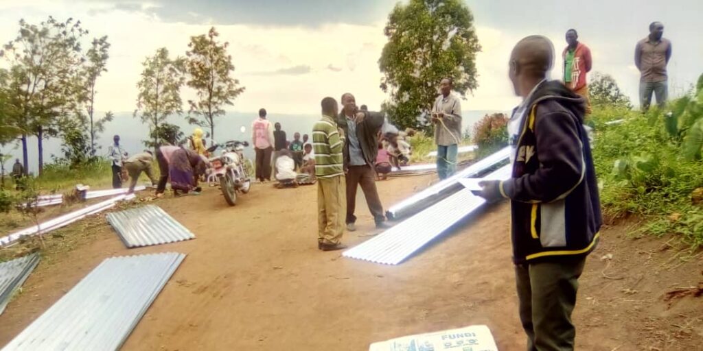 Beni : des tôles remises aux habitants des villages Wasewanava et Rwandaze par la « Fondation Kombi Pendani Bosco »