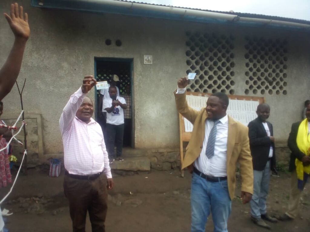 Processus d’enrôlement à Beni : Après l’obtention de sa carte d’électeur, Enock Batsotsi encourage la population de s’enrôler massivement