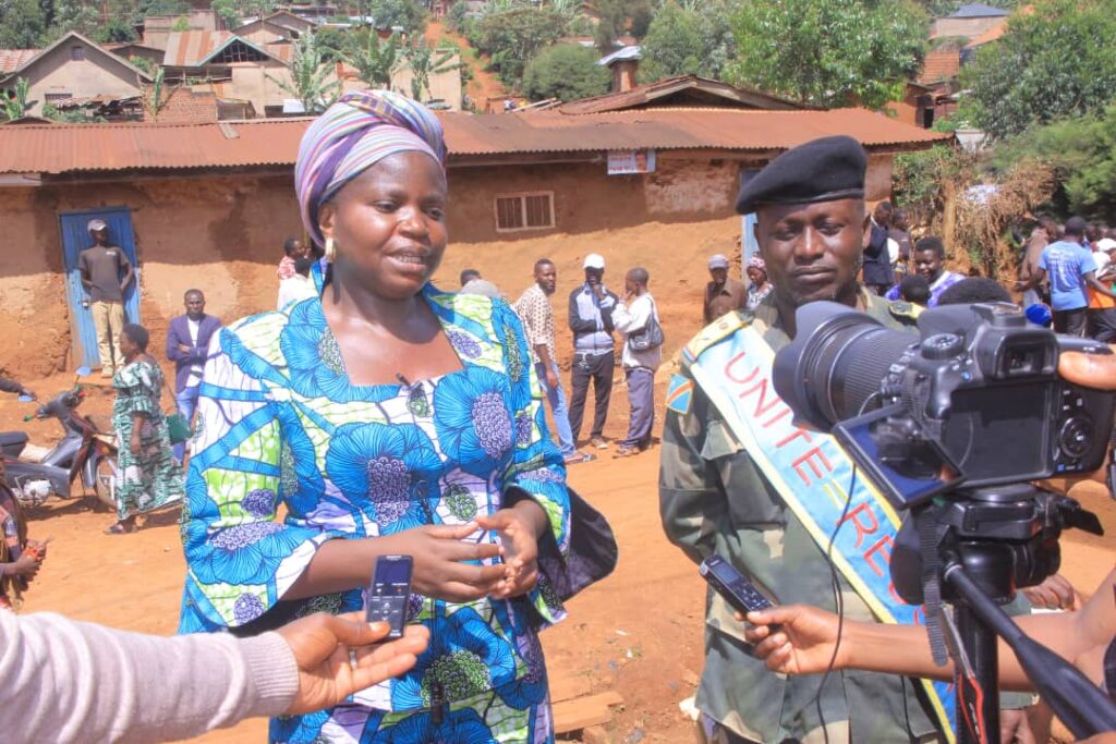 Table ronde pour le mariage civil-militaire à Butembo : la population des cellules Kavitero et Kamusonge vote pour Rose TUOMBEANE comme leur porte parole afin d’assurer le suivi des recommandations