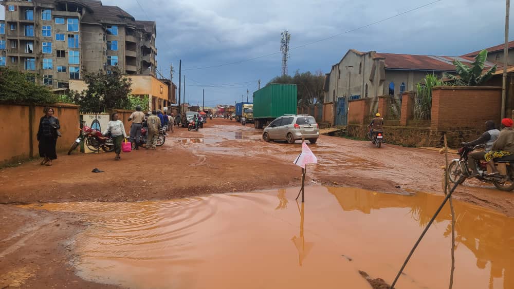 Butembo : le bourbier qui s’est créé en plein coeur de la ville sur le Boulevard Julien Paluku, est débaptisé « Lac BAEKITELY  » par un jeune qui y a pêché un tilapia