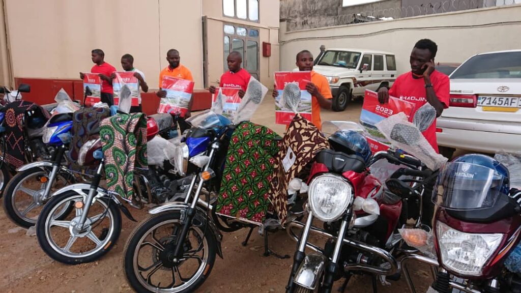 Mambasa : la maison Palos SARL livre 9 motos Haojin aux enseignants de l’EP Eboyo de Maiwano