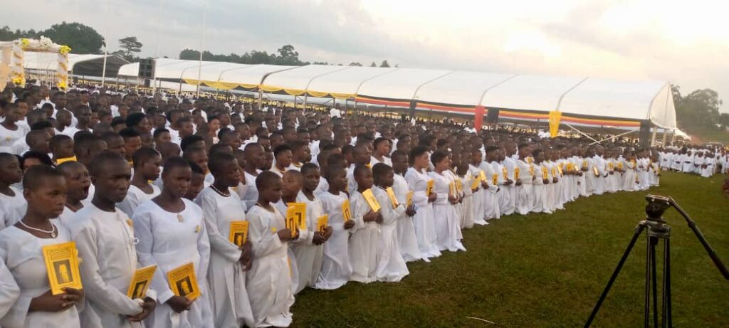 Foi de l’unité : plus de 1.200 fidèles ordonnés Serviteurs de Dieu par « OMUKAMA RUHANGA OWOBUSOBOZI BISAKA »