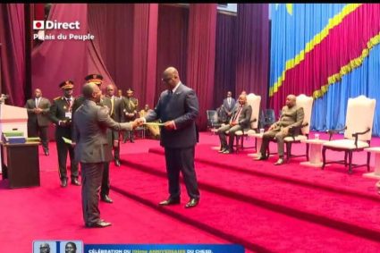 RDC : des mains du Chef de l&rsquo;État, Jean-Paul Lumbulumbu reçoit un diplôme du CHESD avec la mention « Grande distinction »